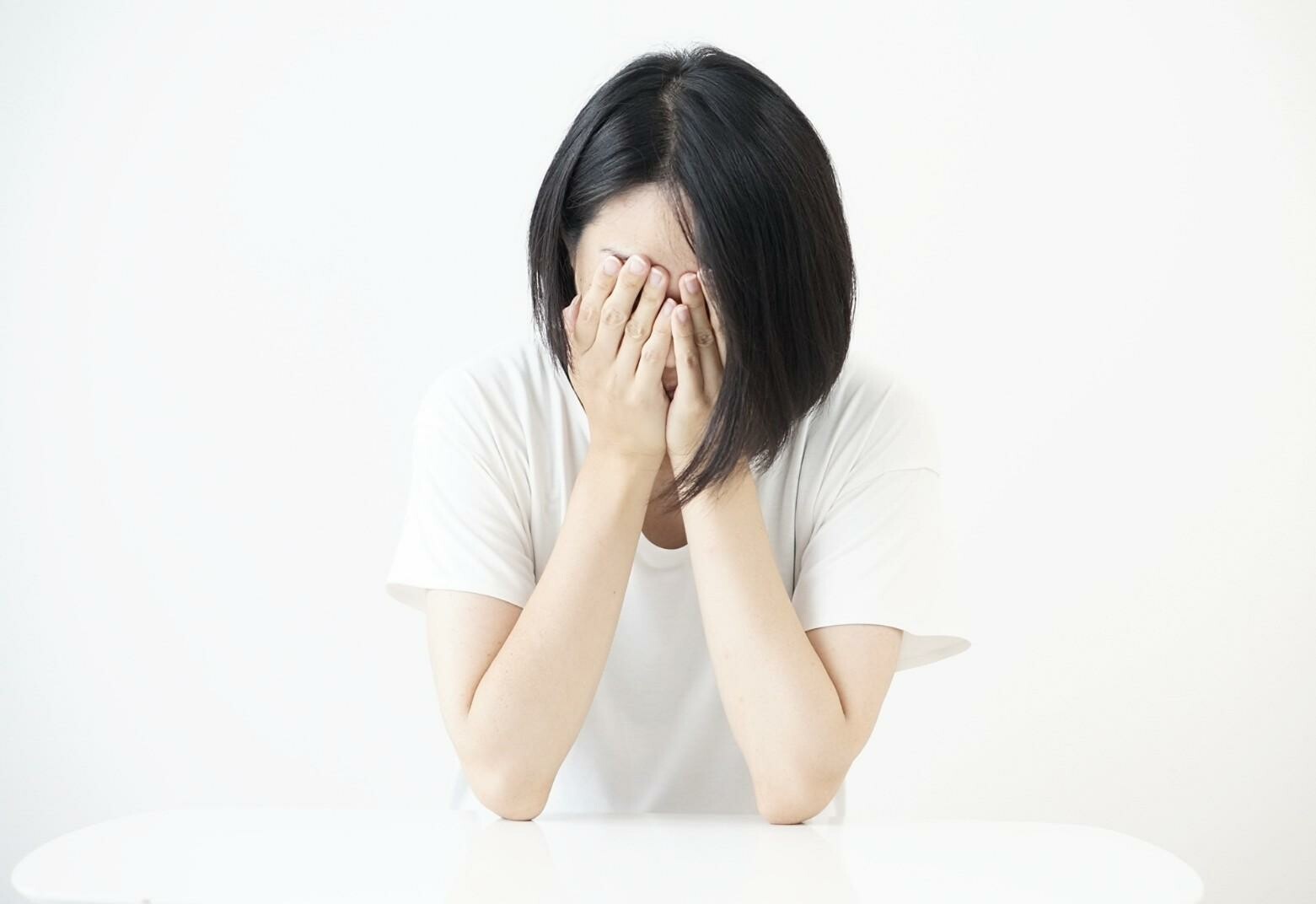 見積もりに不安を感じる女性